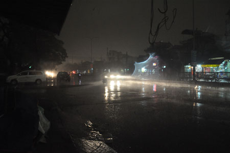 Nhiều[-]người[-]dân[-]và[-]cán[-]bộ[-]công[-]sở[-]đổ[-]xô[-]ra[-]đường[-]xem[-]hiện[-]tượng[-]lạ